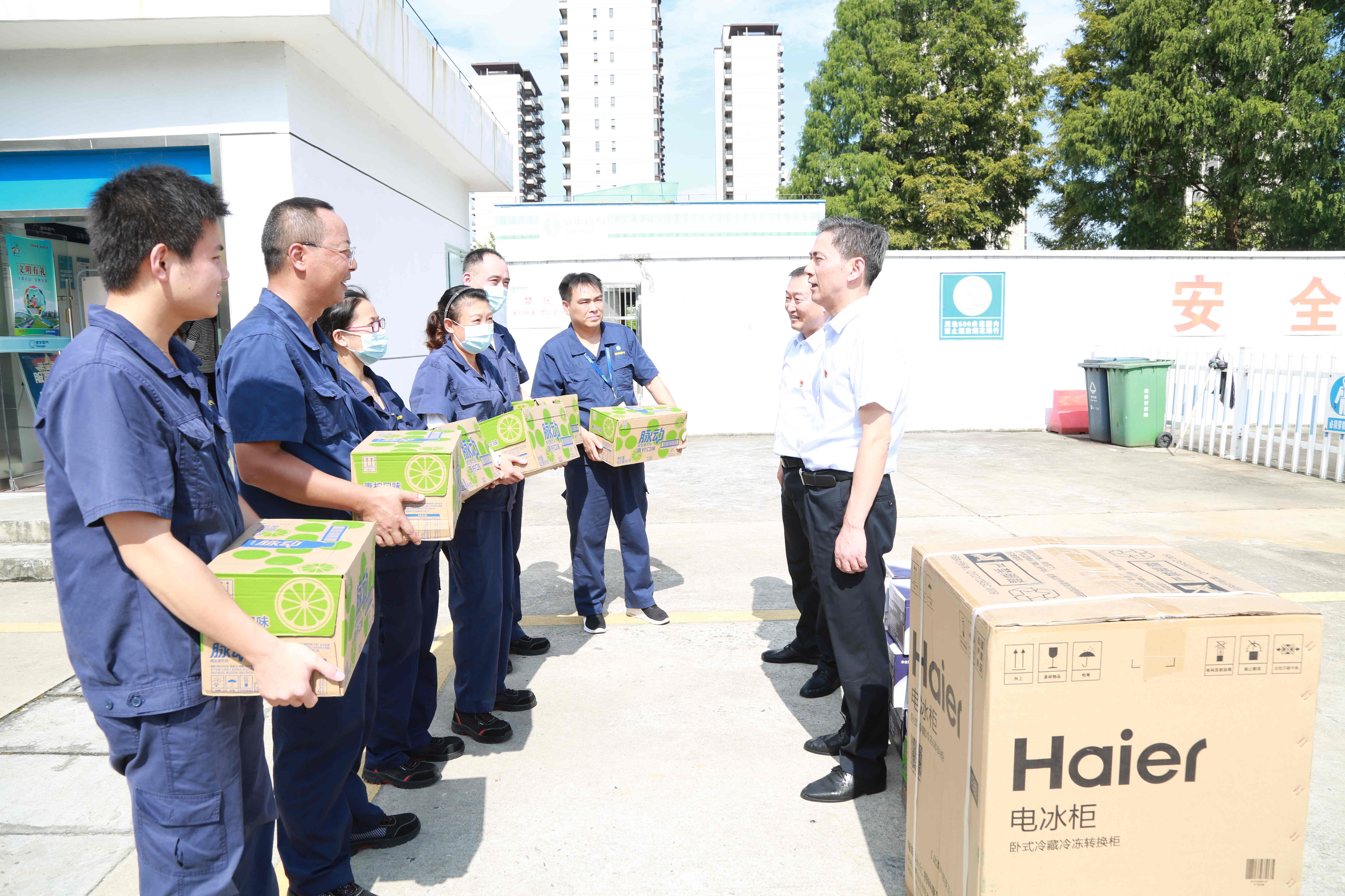 安全為本  情系職工——高溫季，安慶港華為職工撐起“遮陽傘”